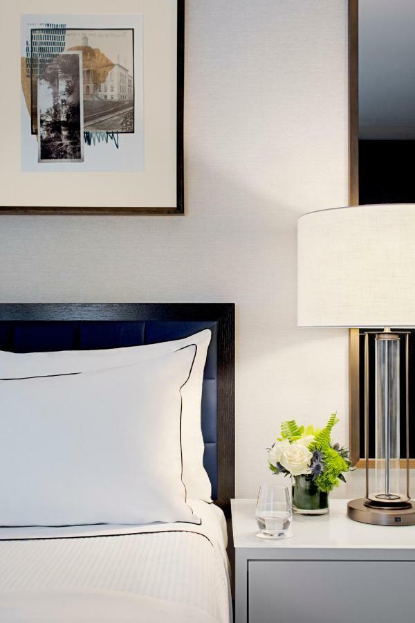 The Whitney Hotel Βοστώνη Εξωτερικό φωτογραφία A bed with a lamp