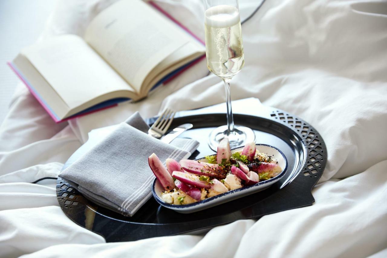 The Whitney Hotel Βοστώνη Εξωτερικό φωτογραφία A tray of food and drink