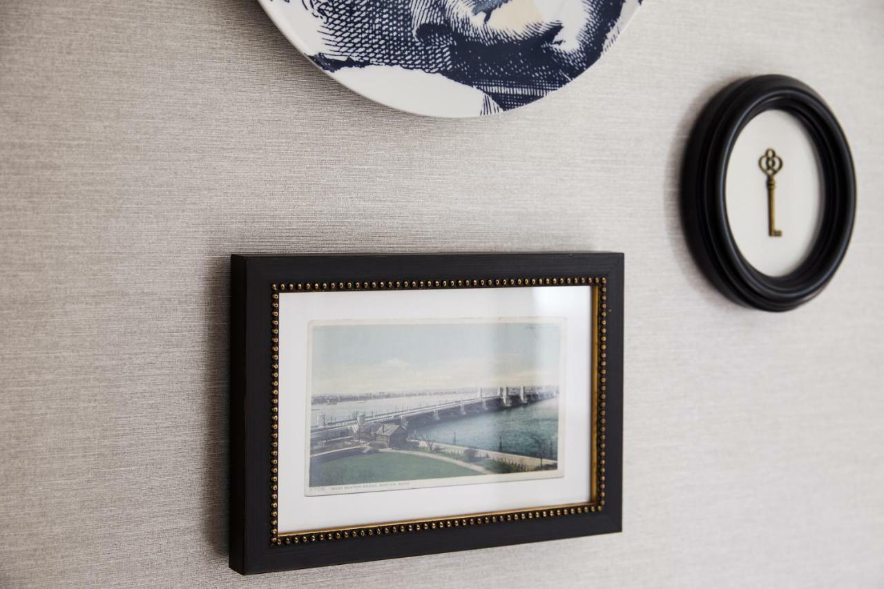 The Whitney Hotel Βοστώνη Εξωτερικό φωτογραφία A photograph of the Golden Gate Bridge, framed and mounted on a wall