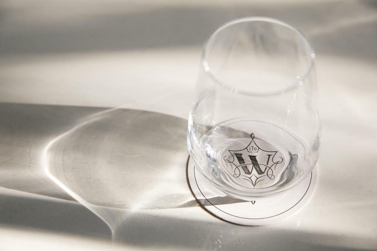 The Whitney Hotel Βοστώνη Εξωτερικό φωτογραφία A glass of water